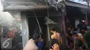 Warga menyelamatkan barang saat kebakaran di kawasan Tanah Abang, Jakarta, Senin (5/9). Belum diketahui penyebab serta kerugian akibat kebakaran yang menghanguskan kawasan padat penduduk tersebut. (Liputan6.com/Immanuel Antonius)