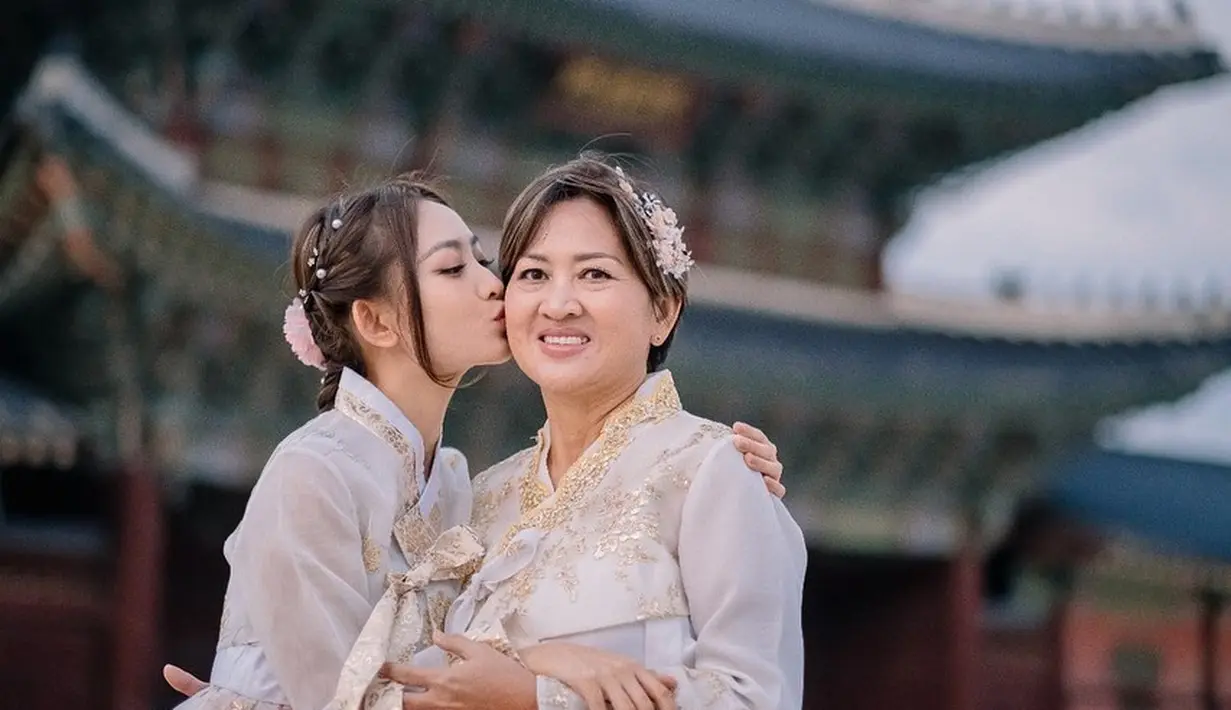 Natasha Wilona berfoto bersama sang ibunda yang juga mengenakan hanbok. (Foto: Instagram/ natashawilona12)