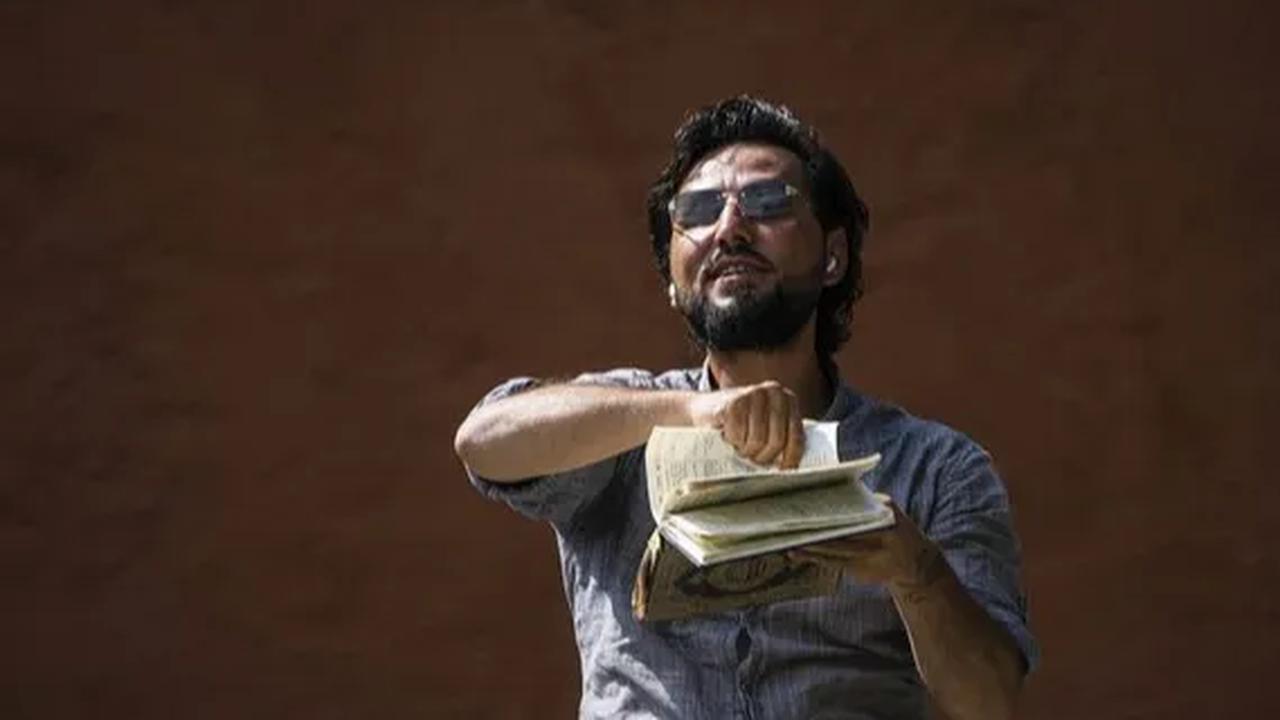 Salwan Momika, seorang pria yang membakar Alquran di depan masjid Stockholm, Swedia, kembali berulah. Dia menggelar protes dengan menistakan kitab suci Alquran di depan Kedubes Irak, Stockholm, pada Kamis, 20 Juli 2023.