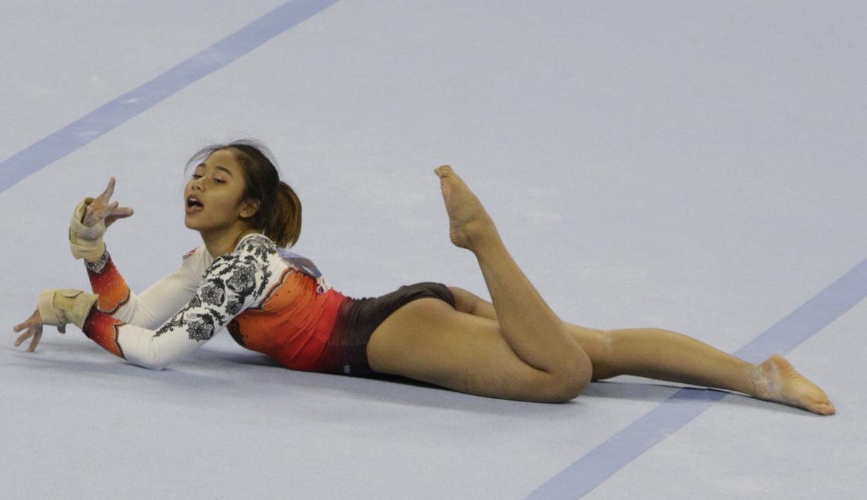 Pesenam Indonesia, Rifda Irfanaluthfi, melakukan gerakan saat nomor all-round individual putri cabang senam pada SEA Games 2019 di Kompleks Rizal Memorial, Manila, Senin (2/12). Dirinya berhasil meraih medali perak. (Bola.com/M Iqbal Ichsan)