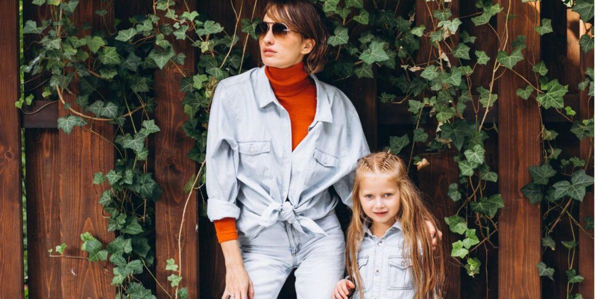 Ilustrasi Ibu Anak Kompak Pakai Overalls Denim