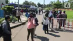 Warga mengantre untuk pembuatan dan memperpanjang SIM di mobil layanan SIM Keliling Masjid At-Tin TMII, Jakarta Timur, Kamis (4/6/2020). Direktorat Lalu Lintas Polda Metro Jaya mengoperasikan kembali layanan mobil SIM Keliling untuk mengantisipasi antrean pemohon. (Liputan6.com/Herman Zakharia)
