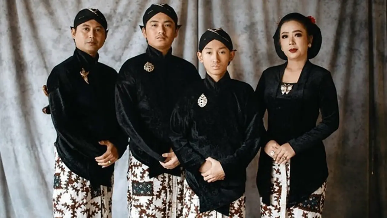 5 Gaya Pemotretan Terbaru Keluarga Soimah dengan Baju Adat Jawa Ini Banjir Pujian