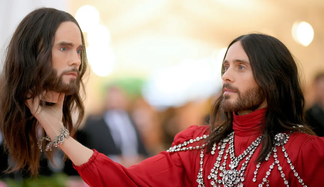 Jared Leto memegang replika potongan kepalanya sendiri saat menghadiri pergelaran Met Gala di New York, Amerika Serikat (AS), Senin (6/5/2019). Inspirasi Leto membawa kepala terputus datang dari pergelaran busana Gucci dalam fashion show koleksinya tahun lalu. (Neilson Barnard/Getty Images/AFP)