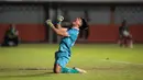 <p>Kiper Timnas Indonesia U-16, Andrika Fathir Rachman melakukan selebrasi usai menggagalkan tendangan pemain Myanmar saat adu penalti dalam laga semifinal Piala AFF U-16 2022 antara Indonesia U-16 melawan Myanmar U-16 di Stadion Maguwoharjo, Sleman, Rabu (10/8/2022) malam WIB. (Bola.com/Bagaskara Lazuardi)</p>