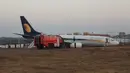 Sebuah pesawat maskapai India, Jet Airways, tergelincir saat akan lepas landas dari Bandara Dabolim di Goa, India, Selasa (27/12). Sedikitnya 15 orang mengalami luka-luka dalam insiden ini. (Indian Navy/Indian Ministry of Defence/Handout via REUTERS)
