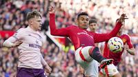 Pemain Manchester United, Casemiro mengontrol bola dibayangi pemain Brentford, Keane Lewis-Potter pada laga lanjutan Liga Inggris di Old Trafford, Manchester, Inggris, Sabtu (19/10/2024). (AP Photo/Dave Thompson)