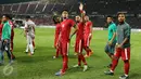 Pemain Timnas Indonesia menyapa suporter usai dikalahkan Thailand di final kedua Piala AFF 2016 di National Stadium Rajamangala, Bangkok, Sabtu (17/12). Indonesia kalah 2-0 dan harus puas menjadi runner up. (Liputan6.com/Helmi Fithriansyah)