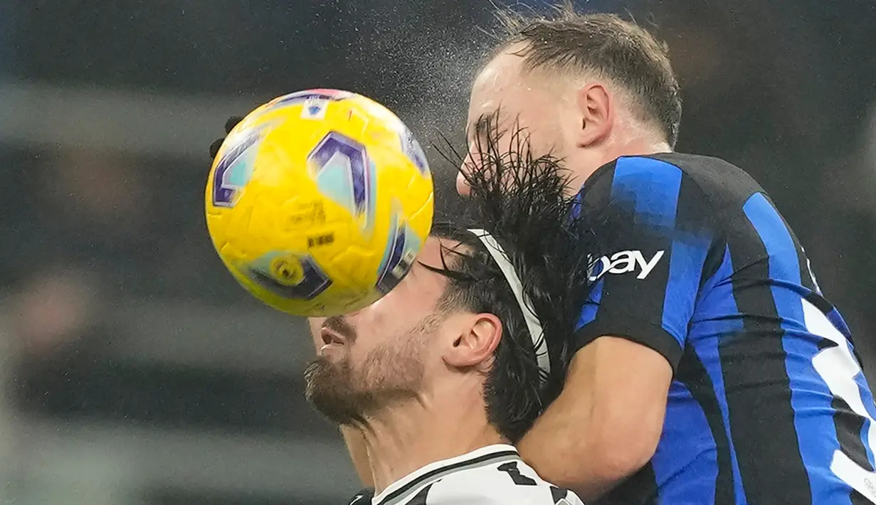 Hasil ini membawa Inter Milan ke puncak klasemen Liga Italia dengan 38 poin. Inter Milan unggul 2 poin dari Juventus yang sempat menyalip posisi pertama kemarin. (AP Photo/Antonio Calanni)