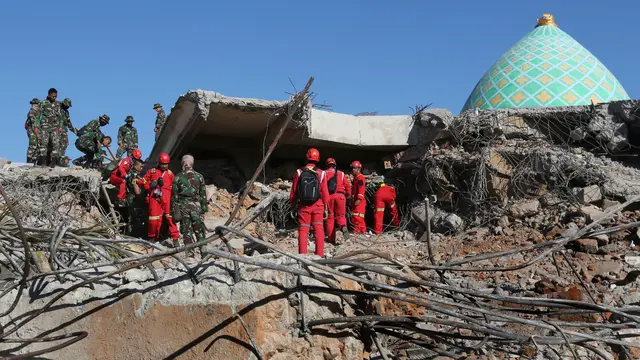 Korban Gempa Terjebak di Reruntuhan Masjid