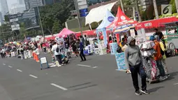 Pedagang kaki lima (PKL) menggelar dagangannya di Jalan Jenderal Sudirman saat Hari Bebas Kendaraan, Jakarta, Minggu (25/8/2019). Para PKL ini menggelar dagangannya terlalu menjorok ke tengah jalan sehingga mengganggu kenyamanan warga yang berolahraga saat CFD. (Liputan6.com/Helmi Fithriansyah)