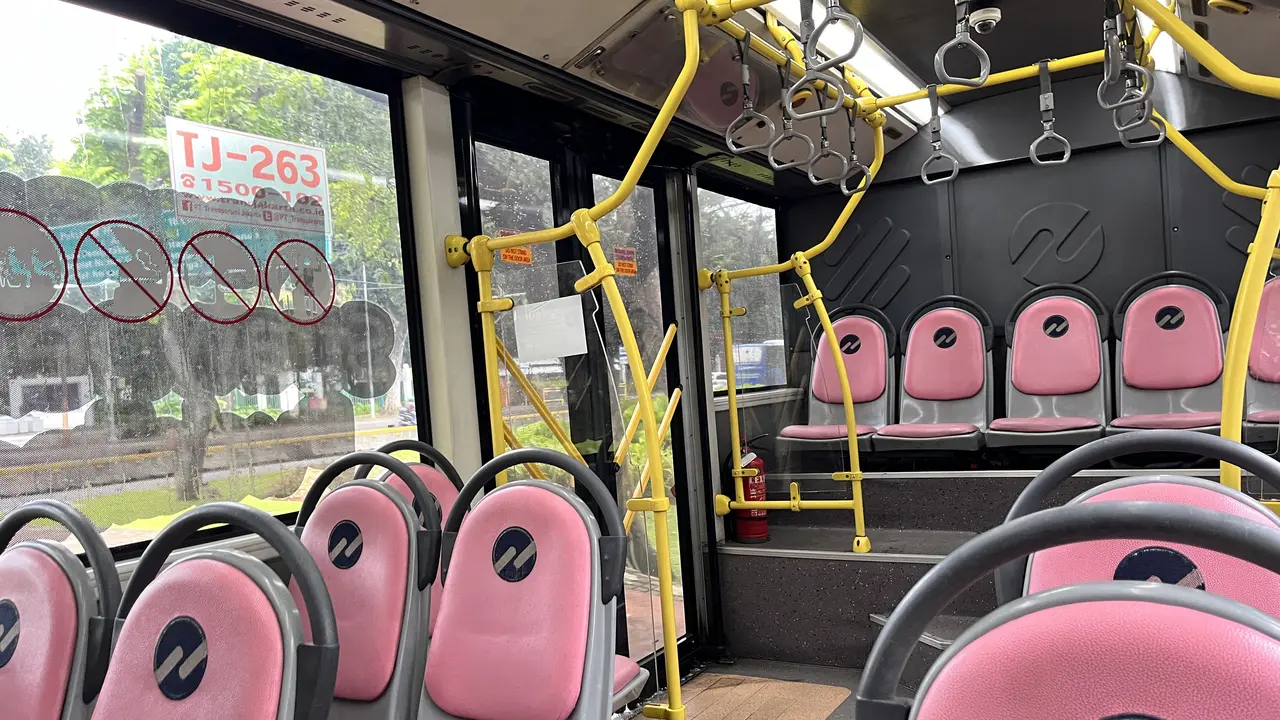 Bus Transjakarta sediakan ruang publik khusus perempuan.
