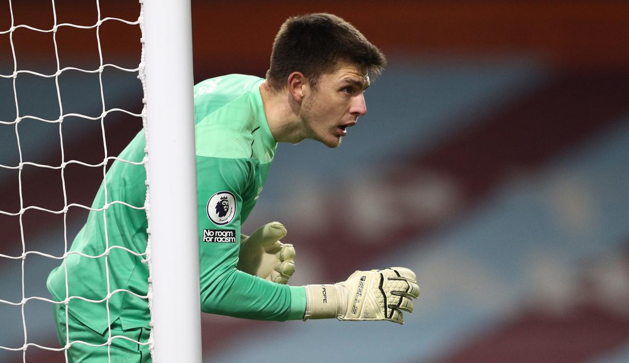 6. Nick Pope (Burnley). Kiper asal Inggris berusia 28 tahun ini telah membuat 6 kali clean sheets dalam 14 penampilannya selama 1260 menit. (AFP/Jan Kruger/Pool)