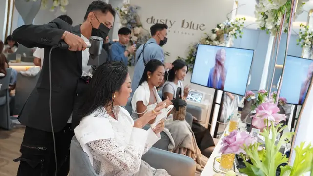 Influencer  merasakan sendiri pengalaman luxury treatment di Dusty Blue Hair Studio.