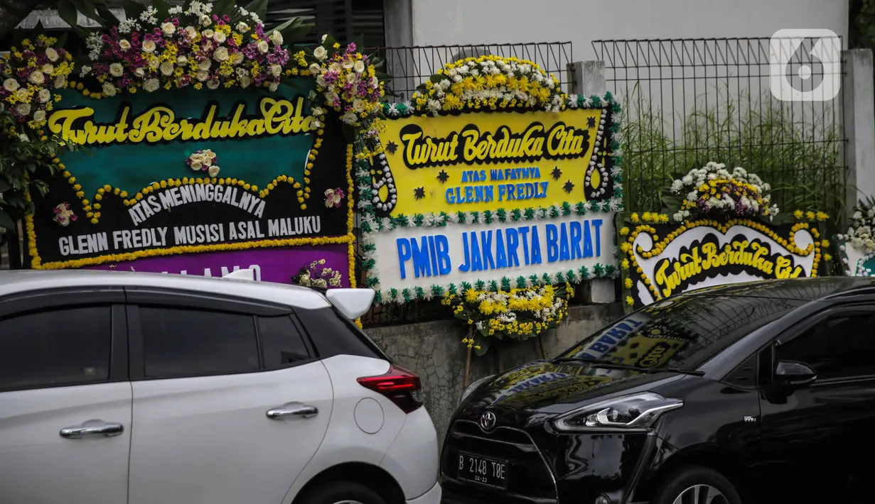 Deretan karangan bunga duka cita atas meninggalnya Glenn Fredly terlihat di Gereja Sumber Kasih, Lebak Bulus, Jakarta, Kamis (9/4/2020).  Gleen Fredly meninggal akibat penyakit meningitis. (Liputan6.com/Faizal Fanani)