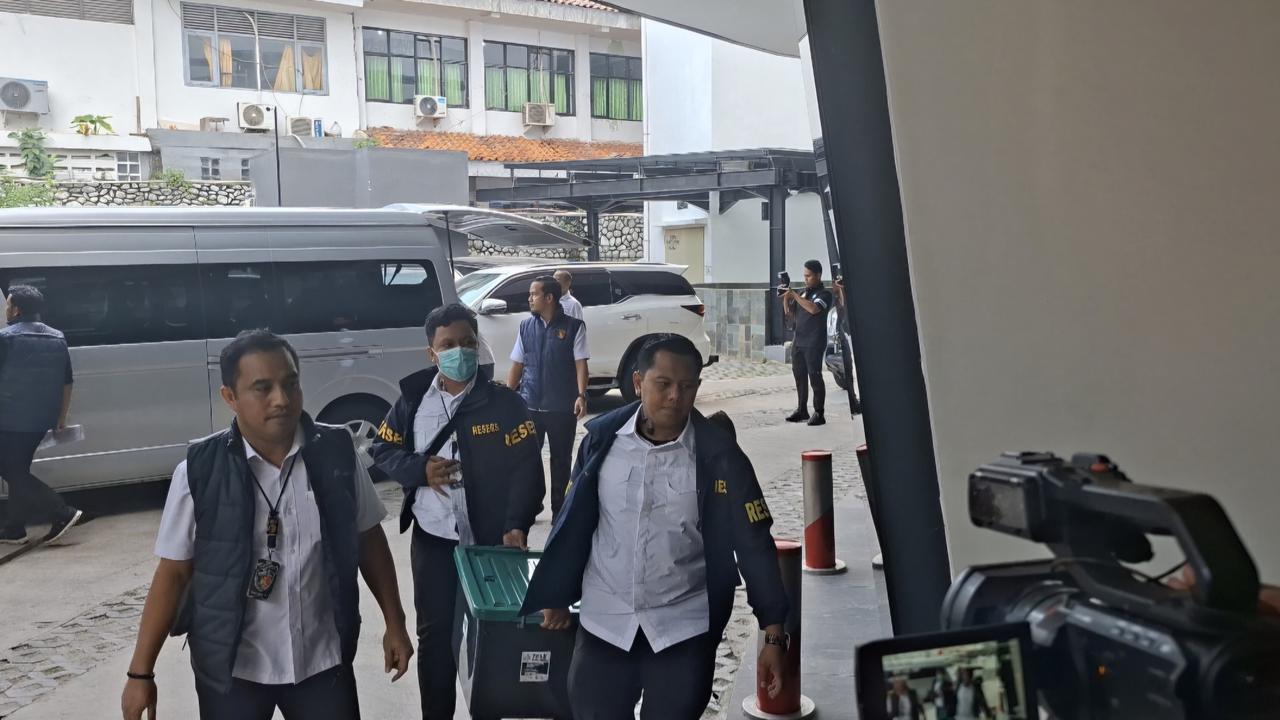 Polisi bawa barang bukti kasus Febrie Adriansyah ke Kejagung.