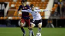 Pemain Valencia, Jose Gaya (kanan) berebut bola dengan Pemain vies with Barcelona, Munir El Haddadi pada leg kedua semifinal Copa Del Rey di Stadion Mestalla, Valencia, Kamis (11/2/2016) dini hari WIB. (AFP/Jaime Reina)