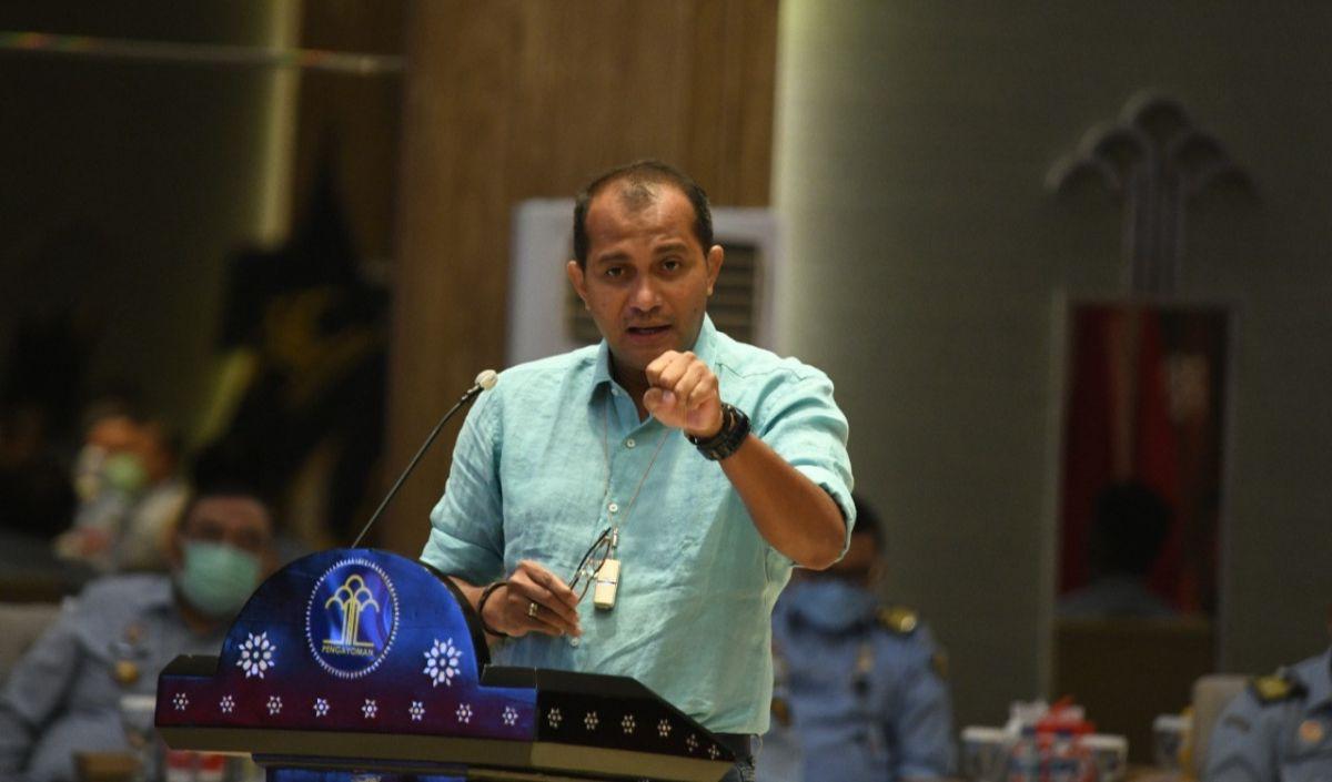 Ahli dari Prabowo-Gibran, Edward Omar Sharif Hiariej alias Eddy Hiariej gelagapan ketika ditanya Hakim Mahkamah Konstitusi Suhartoyo mengenai izin dari kampus untuk menjadi ahli di sidang sengketa Pilpres 2024.<br>