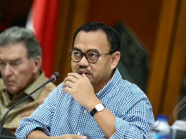 Menteri Energi Sumber Daya Mineral (ESDM), Sudirman Said (kanan) memberikan keterangan Terkait izin ekspor PT Freeport Indonesia, di gedung Kementrian ESDM, Jakarta, Minggu (25/1/2015). (Liputan6.com/Faisal Fanani)