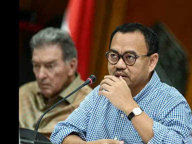 Menteri Energi Sumber Daya Mineral (ESDM), Sudirman Said (kanan) memberikan keterangan Terkait izin ekspor PT Freeport Indonesia, di gedung Kementrian ESDM, Jakarta, Minggu (25/1/2015). (Liputan6.com/Faisal Fanani)
