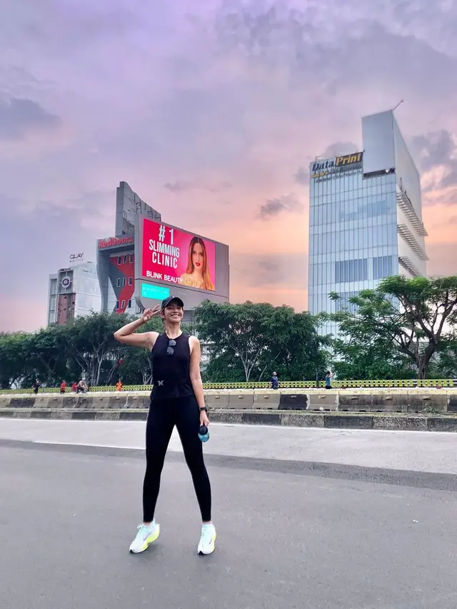 6 Gaya Nia Ramadhani dengan Outfit Olahraga Setelah Sukses Taklukan Lari 10K