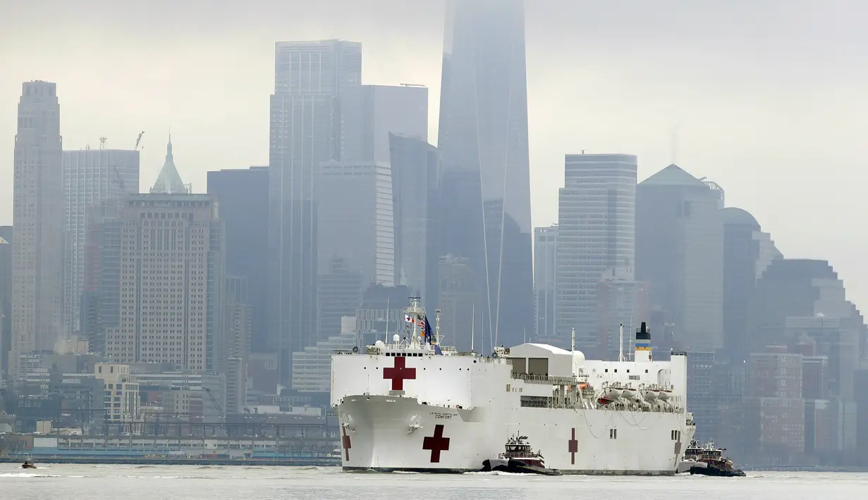 Kapal Rumah Sakit Angkatan Laut USNS Comfort melewati Manhattan dalam perjalanan ke New York, Amerika Serikat, Senin (30/3/2020). Kapal ini dapat beroperasi dalam 24 jam setelah kedatangannya di New York. (AP Photo/Seth Wenig)