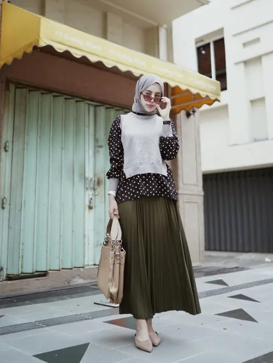 Kamu bisa memadukannya untuk kesan feminin seperti penggunaan rok dan kemeja, serta sepatu flat yang mempermanis tampilan. (Foto: Instagram/ @aghniapunjabi)