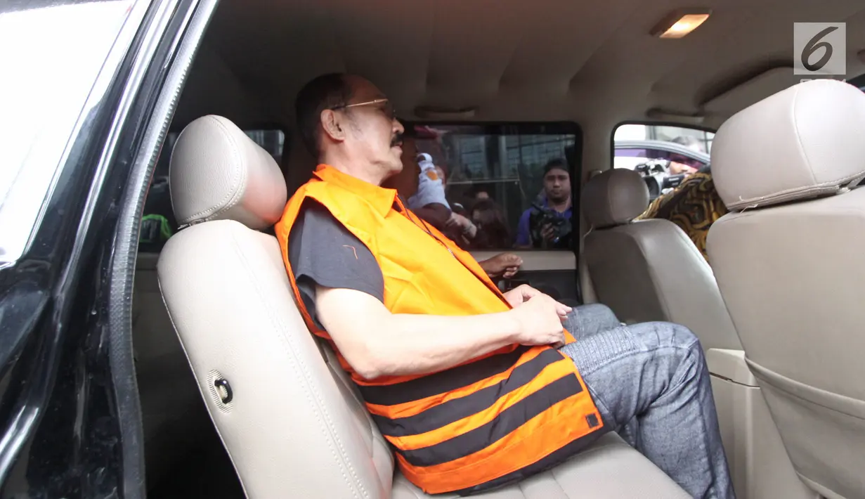 Fredrich Yunadi berada dalam mobil usai diperiksa di gedung KPK, Jakarta, Sabtu (13/1). Fredrich Yunadi menjadi tersangka kasus dugaan merintangi penyidikan perkara e-KTP yang melibatkan mantan Ketua DPR Setya Novanto. (LIputan6.com/Pool/Dedy)