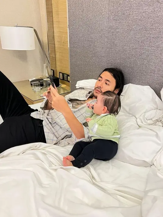 Melalui media sosialnya, Ello serong kali membagikan potretnya bersama sang putri [instagram/marcello_tahitoe]