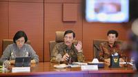 Menkeu Sri Mulyani saat konferensi pers percepatan program KBLBB berupa bantuan pemerintah dan juga insentif fiskal bersama Menteri Koordinator Bidang Kemaritiman dan Investasi (Menko Marves) Luhut Binsar Pandjaitan, Senin (20/3/2023).