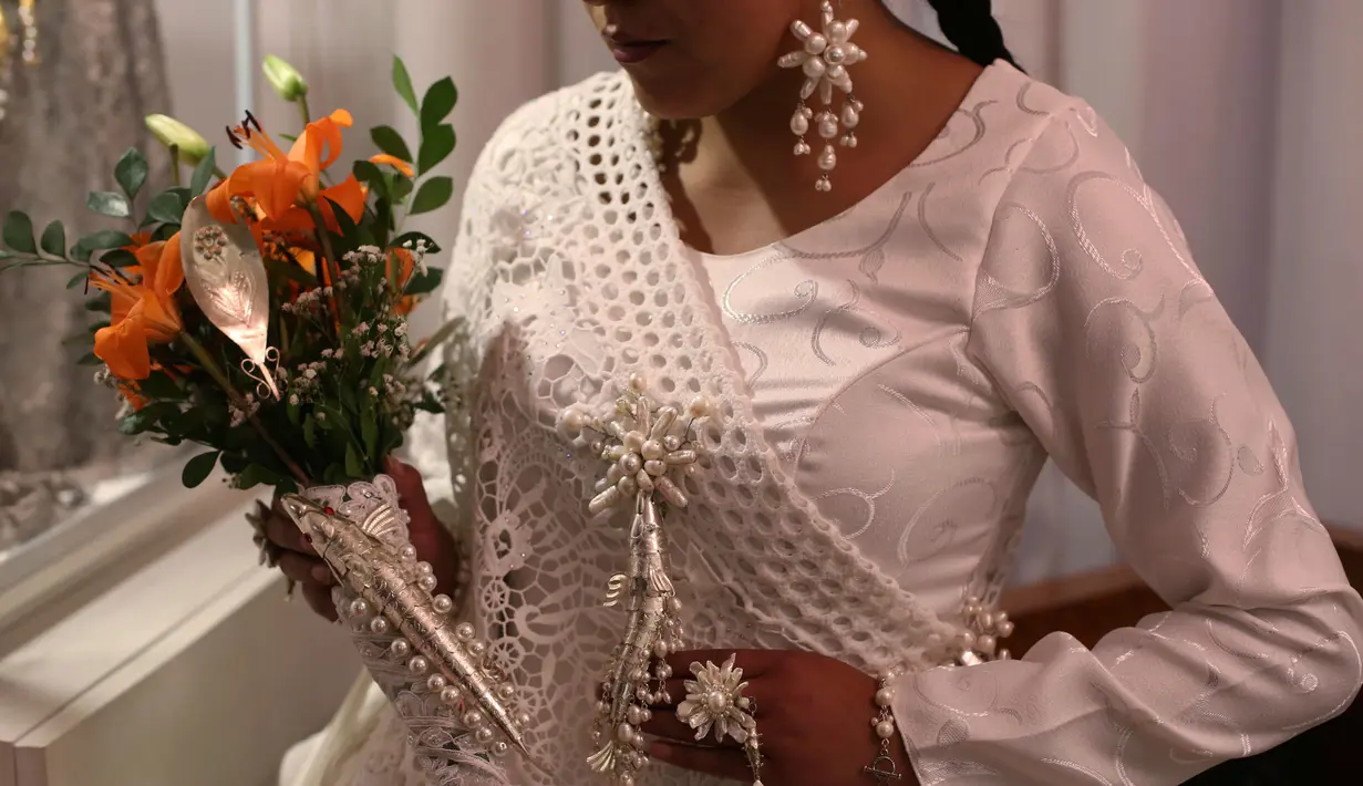 Tampilan gaun pengantin tradisional yang dikenakan model di Museum Desain Pakaian Ana Palza di La Paz, Bolivia (20/5). Pameran ini menampilkan sejumlah rancangan gaun pengantin tradisional Bolivia. (AP Photo/Juan Karita)
