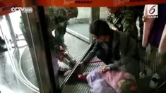 Akibat tidak ada pengawasan dari orangtua, kaki balita ini terjepit di pintu putar sebuah hotel.