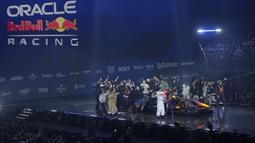 Pembalap Red Bull Racing, Max Verstappen dan Liam Lawson bersama mobil baru musim 2025 saat peluncuran tim Formula 1 yang bertajuk 'F1 75' di O2 Arena, London, Selasa (18/02/2025). (AP Photo/Kin Cheung)