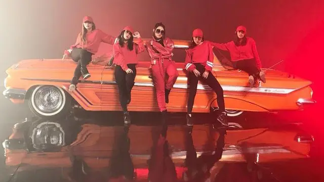 Potret Via Vallen bersama tim dancer dalam lagu “Meraih Bintang” (Instagram/@viavallen)