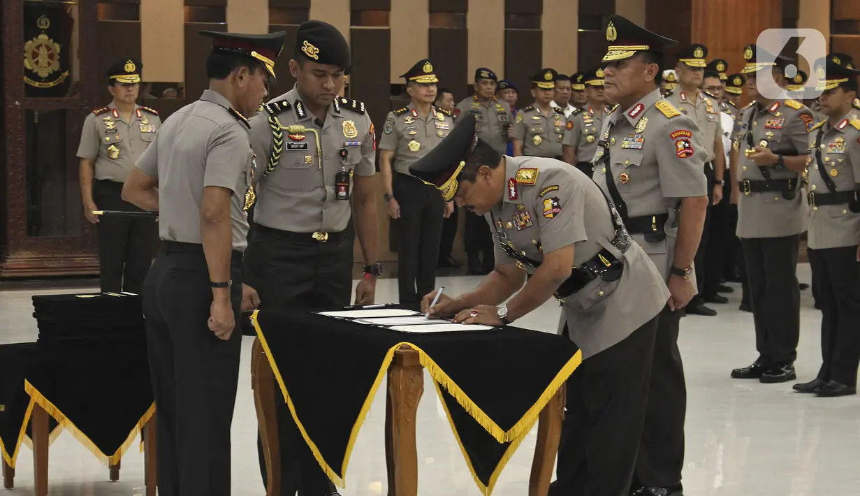 Kapolri Jenderal Pol Idham Azis menyaksikan penandatanganan dokumen saat memipin serah terima jabatan di Mabes Polri Jakarta, Senin (16/12/2019). Jabatan Kabaharkam diserahkan kepada Irjen Agus Andrianto. (Liputan6.com/Johan Tallo)