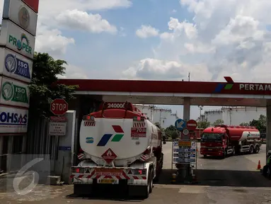 Aktivitas mobil tangki milik Pertamina di Depo Pertamina Plumpang, Jakarta Utara, Selasa (1/11). Meski adanya aksi mogok kerja Awak Mobil Tangki (AMT), di lokasi masih ada mobil-mobil tangki milik Pertamina yang beroperasi. (Liputan6.com/Faizal Fanani)