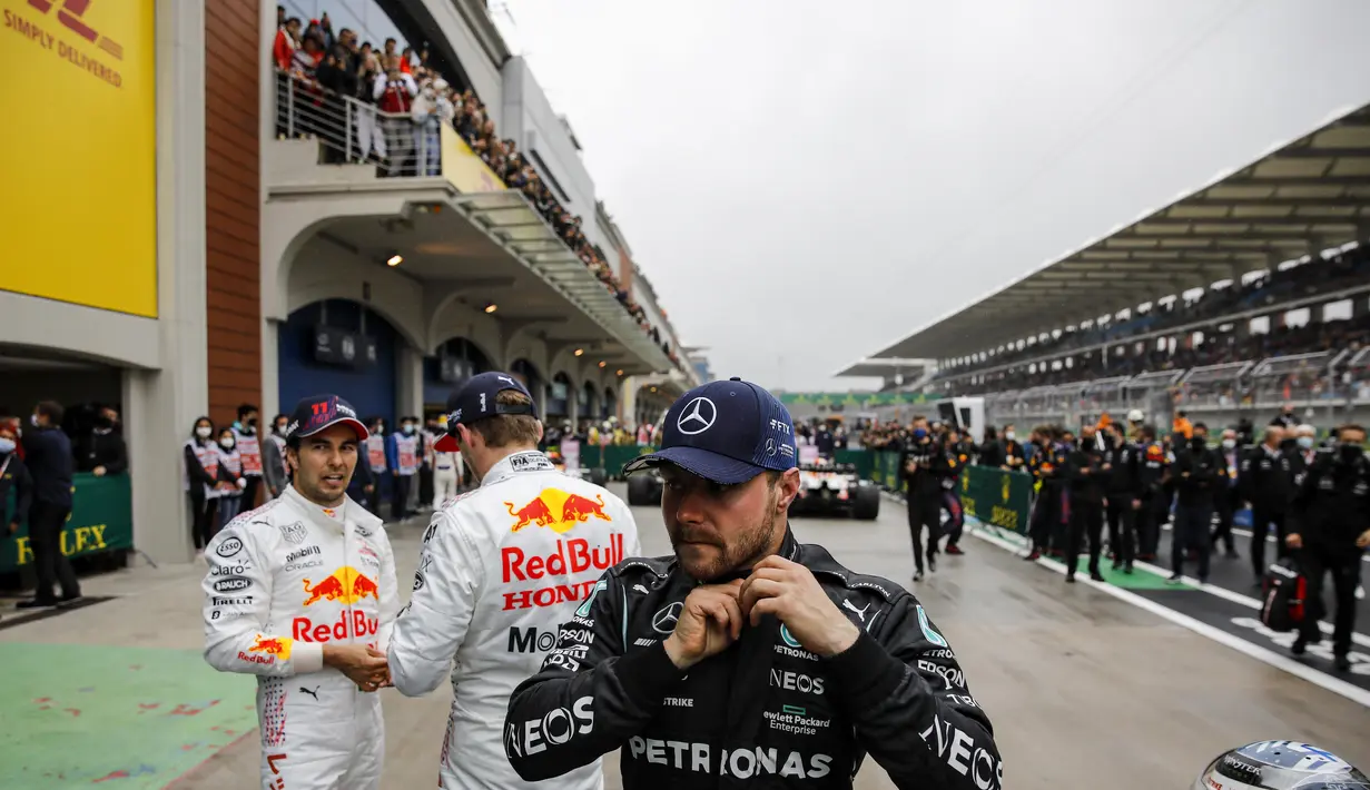 Pembalap Mercedes, Valtteri Bottas menunjukkan performa apik sepanjang balapan F1 GP Turki. Memulai balapan sebagai pole position, ia sukses finis pertama. (AFP/Pool/Umit Bektas)