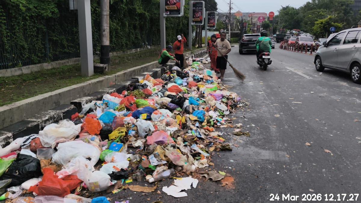Viral Ulah Pengemudi Truk DLH Bikin Sampah Berserakan di Jalan Kota Semarang