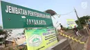 Plang papan Jembatan Penyeberangan Orang (JPO) Jayakarta yang terpampang, Jakarta Rabu (25/10). Untuk menjaga keamanan dan mencegah tawuran, warga memberlakukan jam buka tutup pada JPO tersebut. (Liputan6.com/Immanuel Antonius)