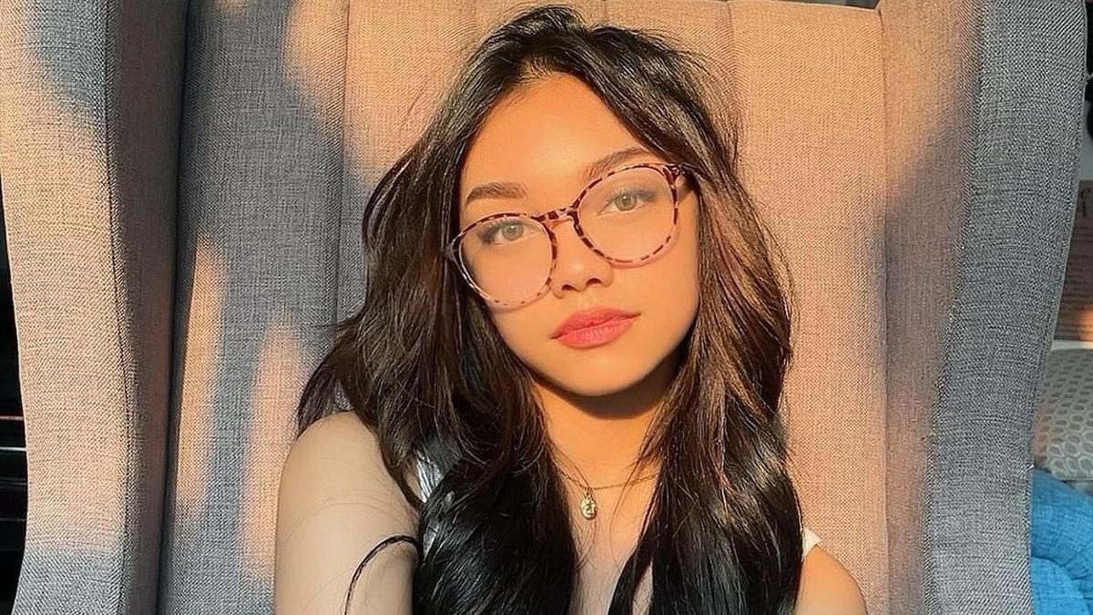 Makeup untuk Pengguna Kacamata: Cara Biar Mata Tetap Pop di Balik Frame