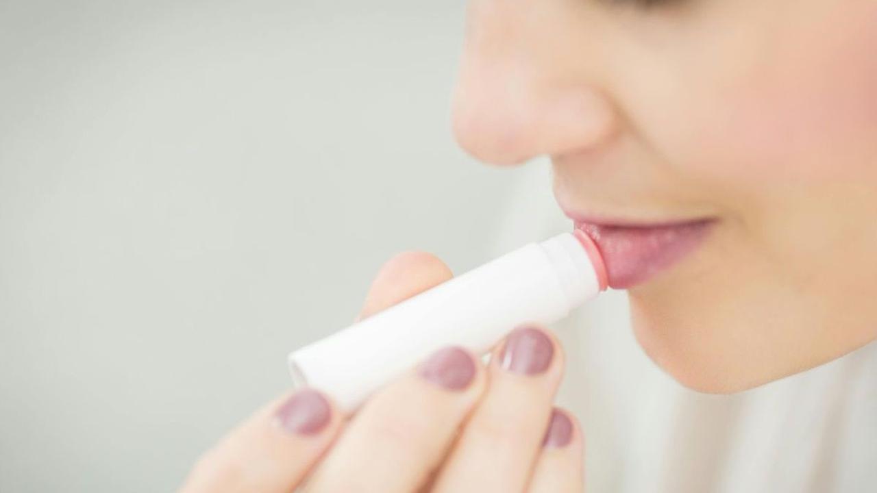 2. Melembapkan Bibir dengan Menggunakan Lip Balm