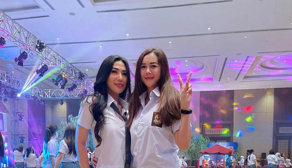 Aura Kasih berpose dengan salah satu selebriti saat menghadiri ulang tahun ke-41 Ussy Sulistiawaty. Penampilan Aura Kasih dengan mengenakan seragam SMA membuat publik ramai menuliskan komentarnya. "Sekolah tiap hari walaupun hari Minggu/ libur," tulis akun @gdh***. (Instagram/aurakasih)