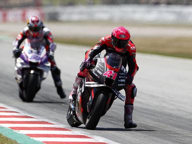 Pebalap Aprilia Racing, Aleix Espargaro melakukan blunder konyol yang berakibat kehilangan podium keduanya saat balapan tinggal menyelesaikan satu lap lagi di MotoGP Catalunya, Minggu (05/06/2022) malam WIB. (AP/Joan Monfort)