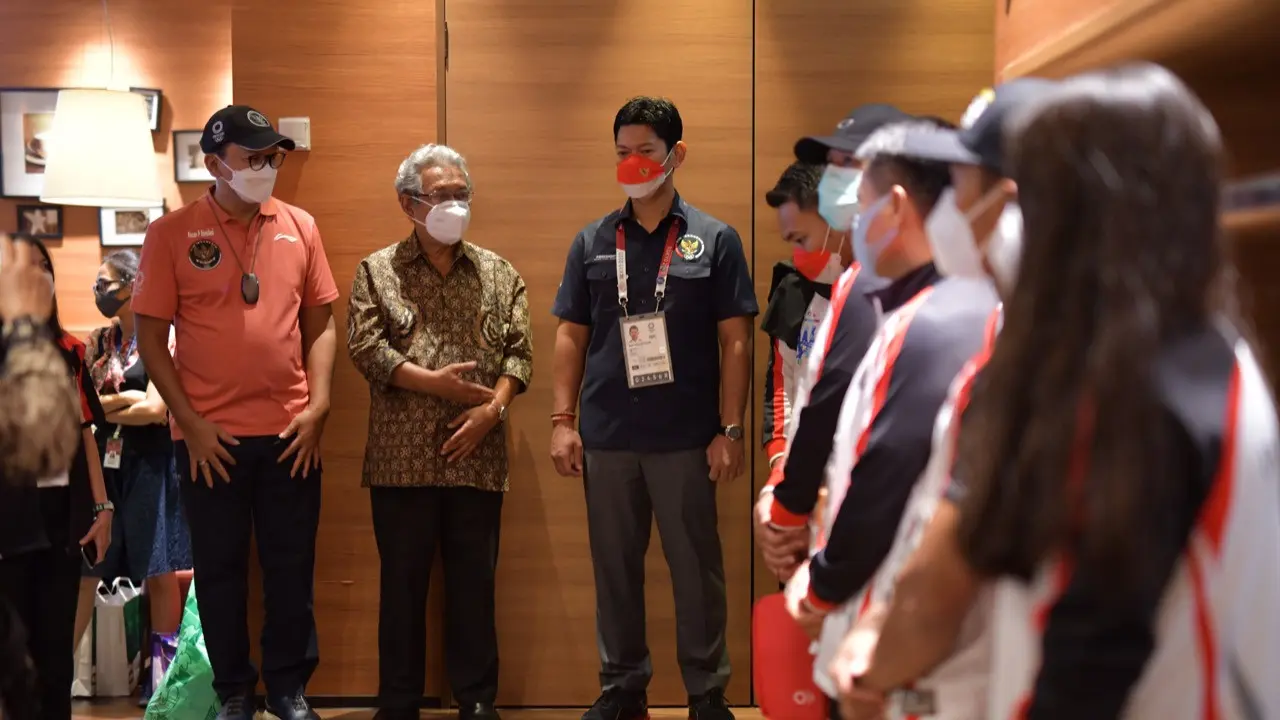 Sejumlah atlet Indonesia yang sudah bertanding di Olimpiade Tokyo dengan perolehan sementara tiga medali, pulang ke tanah air pada Kamis (29/7) dari bandara Narita Jepang. Foto KBRI Tokyo