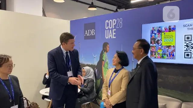 Kepala OIKN Bambang Susantono didampingi Lusie Susantono Berbincang dengan Direktur Jenderal Asia Tenggara Asian Development Bank Winfried Wicklein (Liputan6.com/Teddy Tri Setio Berty).