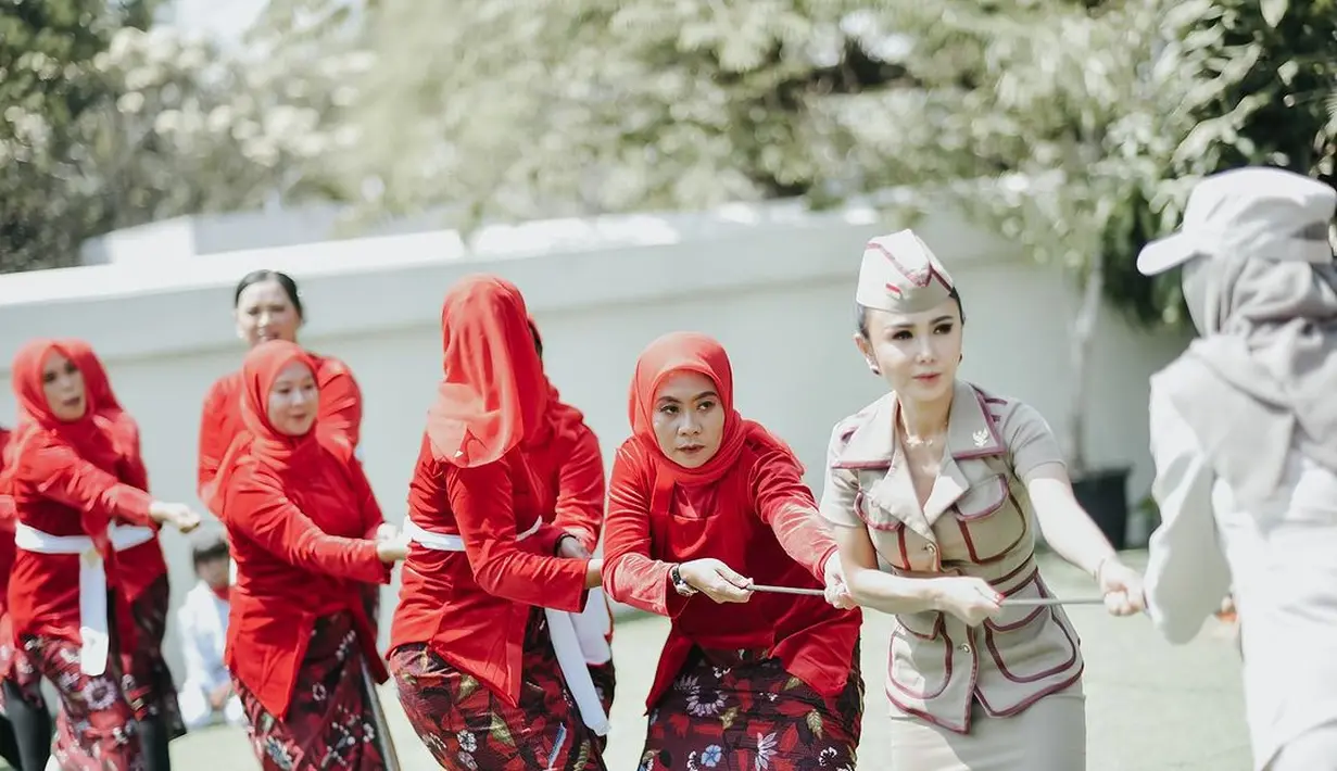 Yuni Shara tetap terlihat flawless dengan makeup nude meski ikut lomba 17an bersama para pengajar [@cahayapermataabadi]