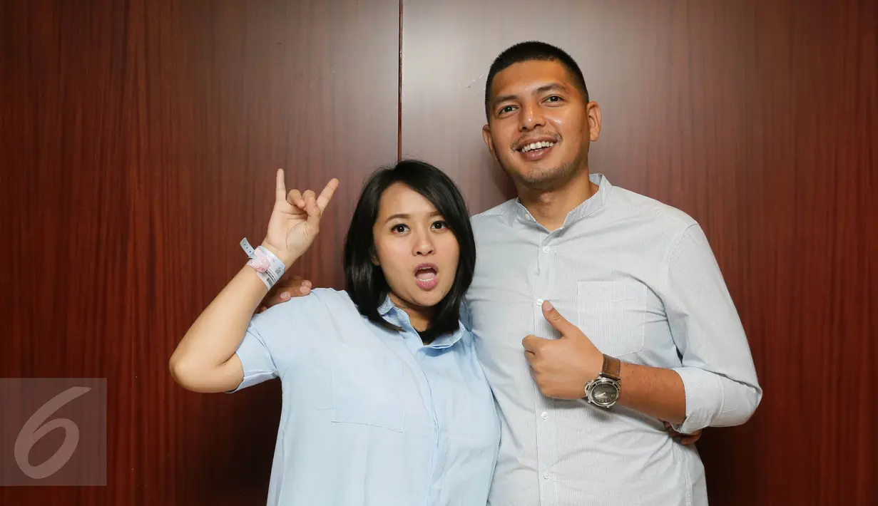 Swasti Sabdastantri dan Firmansyah Mahidin Putra berpose seusai jumpa pers di Rumah Sakit Pondok Indah, Jakarta, Sabtu (27/08). Pasangan Chua dan Firman memberinya nama Raja Sabdasakha Putra Firmansyah. (Liputan6.com/Herman Zakharia)