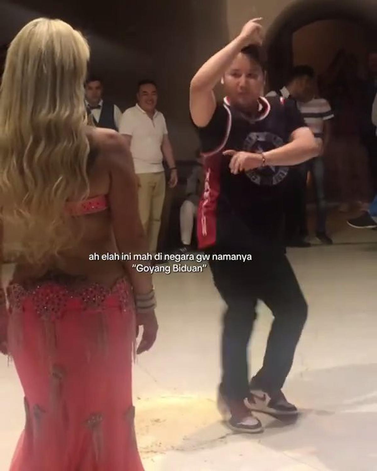 7 Potret Rangga SMASH Battle Belly Dance di Turki, Gak Kalah Jago - Sang Penari Malah Terlihat Insecure