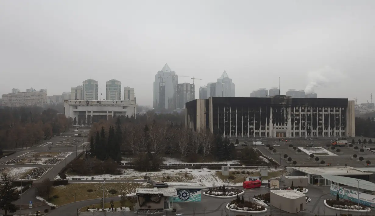Pemandangan gedung balai kota setelah bentrokan di alun-alun yang diblokir oleh pasukan dan polisi Kazakhstan di Almaty, Kazakhstan (10/1/2022). Komite Keamanan Nasional, badan kontra intelijen dan anti-teror Kazakhstan, mengatakan situasi di negara telah "stabil dan terkendali." (AP Photo/Vasily Kr