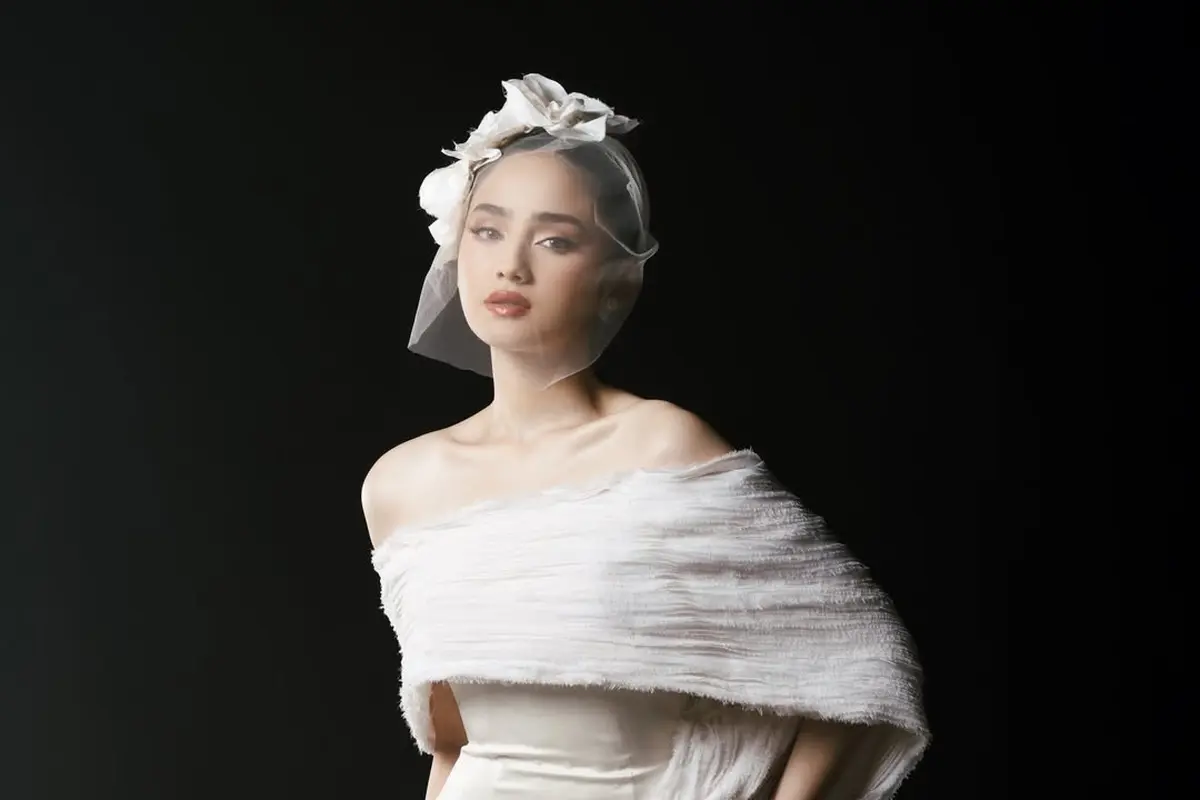 Bak Bangsawan Inggris, Syifa Hadju Tampil Anggun dengan Fascinator dan Gaun Putih di Prewedding Terbaru